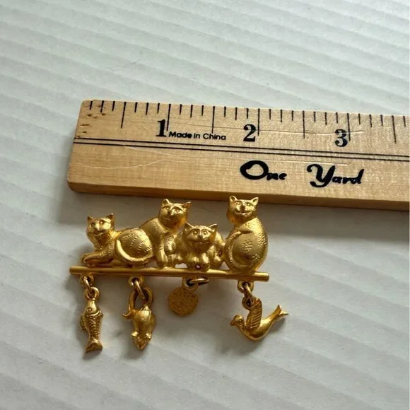 Vintage Style Gold Tone Cat Brooch w Dangle Fish & Bird Charms - Picture 4 of 5